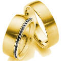 Trauringe und Vorsteckring Gerstner Gelbgold 333 mit 23 black Diamanten 4/28496/2.3, Ringbreite 2,3 mm, Ringhöhe 1.8 mm, Ringe ohne Diamanten 28532/6, Ringbreite 6 mm, Preis für 3 Ringe.
